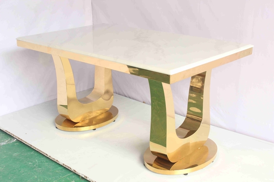 Mesa de comedor de mármol del color oro con muebles caseros bajos de U