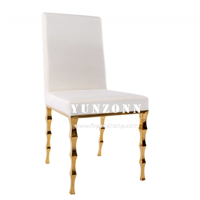 Elegante silla de banquete apilable de terciopelo negro con patas de bambú