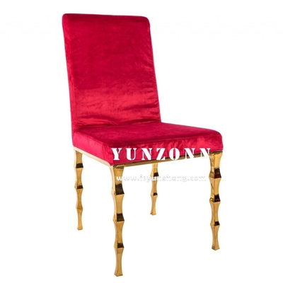 Elegante silla de banquete apilable de terciopelo negro con patas de bambú