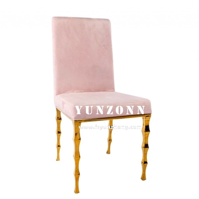 Elegante silla de banquete apilable de terciopelo negro con patas de bambú