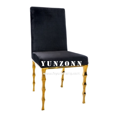Elegante silla de banquete apilable de terciopelo negro con patas de bambú