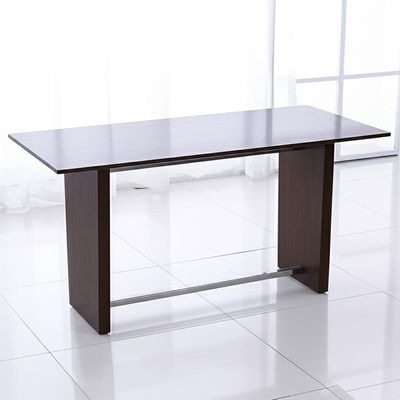 El comedor moderno rectangular presenta los muebles de la sala de estar