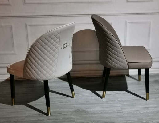 Las sillas modeladas Rhombus exquisito del comedor cubren el marco del hierro con cuero de la cubierta