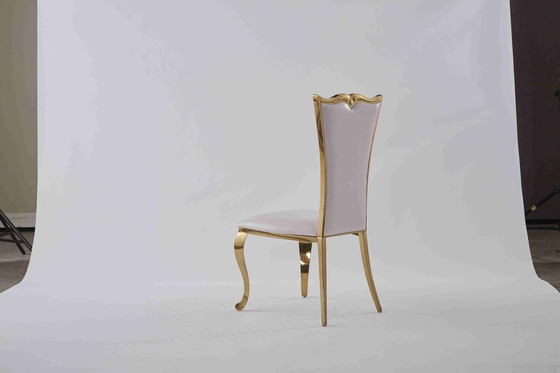La cena coloreada del terciopelo preside el diseño del hueco de la silla del banquete de la boda para el hogar