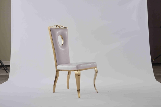 La cena coloreada del terciopelo preside el diseño del hueco de la silla del banquete de la boda para el hogar
