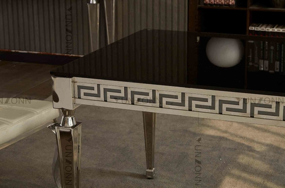 Mesa de comedor de cristal negra sucinta tallada para afilar las piernas angulares para el comedor