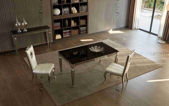 Mesa de comedor de cristal negra sucinta tallada para afilar las piernas angulares para el comedor