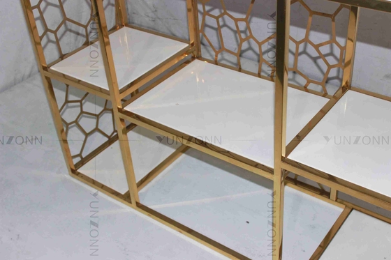 El modelo hueco de la salida que talla los gabinetes de almacenamiento del diseño vetea la estantería plateada oro