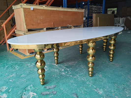 La recepción nupcial oval del estilo del banquete de las tablas de banquete de la boda del MDF presenta las piernas de la bola del oro de los Ss