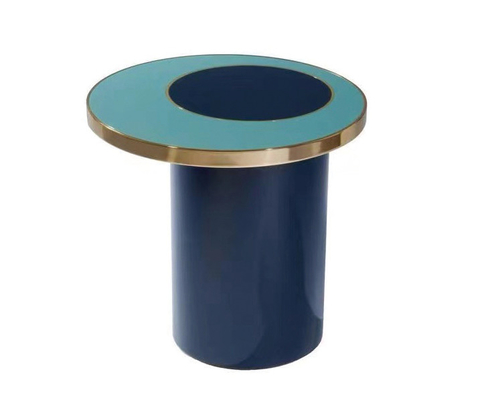 Muebles simples de la cabecera del dormitorio del extremo de la pequeña mesa de centro lateral