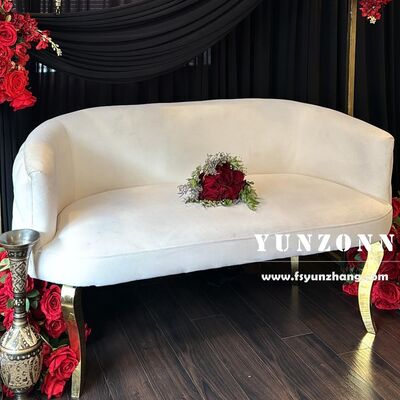 Buen precio Royal Golden Throne Velvet Lounger Sofa Material metálico para eventos de bodas de novios y novias o uso en hoteles en línea