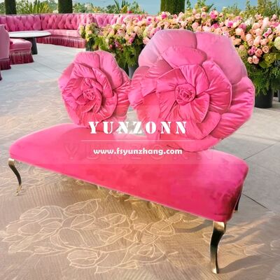 Buen precio Sofá moderno de acero inoxidable con diseño de respaldo de flor de rosa, asiento de terciopelo rosa y rojo, favorito para hoteles y bodas de enamorados en línea