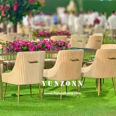 Buen precio Alquiler de lujo Dorado puño de espalda tapizado Hotel Restaurante de terciopelo silla de comedor para boda en línea