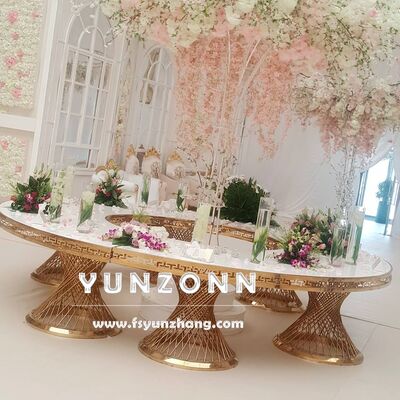 Buen precio Muebles de hotel de lujo modernos en forma de S en forma de media luna Vidrio transparente Mesa de fiesta para comer Restaurante al aire libre Eventos de banquete en línea