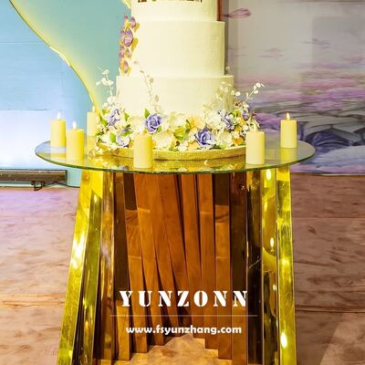 Buen precio Mesa de exhibición de pastel de bodas de vidrio blanco con base redonda dorada de acero inoxidable para muebles de hotel en línea