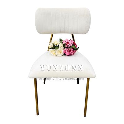 Buen precio Silla de comedor de lujo con patas de metal dorado, respaldo suave tapizado en tela de terciopelo para hoteles, cafeterías, bodas y uso en exteriores en línea