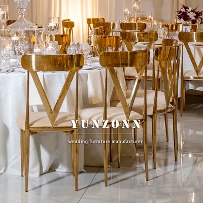Buen precio Nuevo diseño silla de hotel de boda de cojín blanco con espalda en forma de V de acero inoxidable dorado en línea