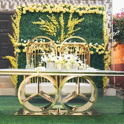 Buen precio Mesa de comedor de boda con marco de acero inoxidable de estilo moderno, nuevos muebles de hotel al aire libre con vidrio y MDF para fiestas y eventos en línea